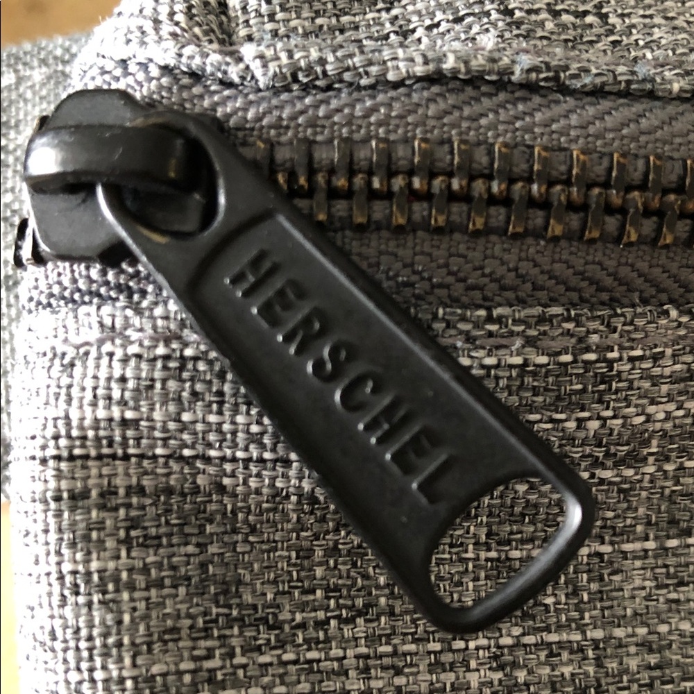 HERSCHEL SUPPLY CO GRAY WAIST BAG / FANNY PACK • 33.5” WAIST MAX - Picture 6 of 15